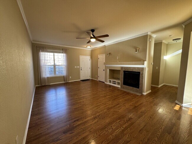 Foto del edificio - 631 Hanging Rock Pl