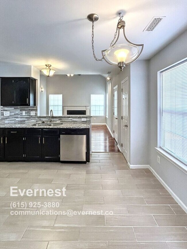 Foto del edificio - Spacious 4-Bedroom Home with Modern Featur...
