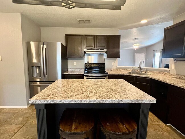 Building Photo - Charming Rental with Amazing Back Patio!