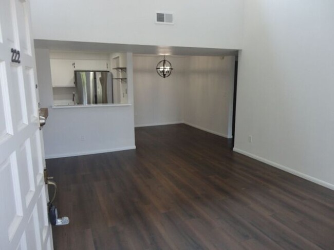 Building Photo - Gorgeous 2 + 2 Santa Fe Condo Valencia