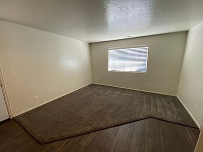 Building Photo - 3 Bedroom, 2 Bathroom Apartment with great...