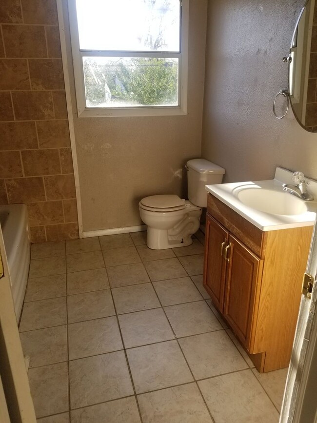 Building Photo - 422 Lahoma