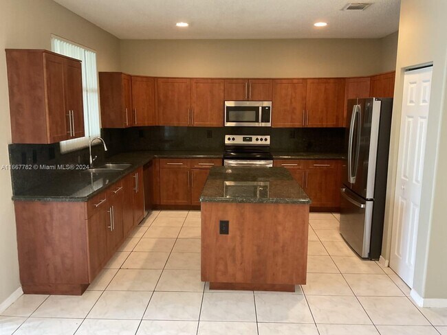 Foto del edificio - 7710 NW 23rd St