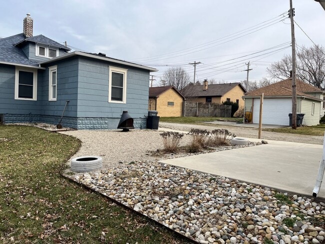 Building Photo - FULLY FURNISHED 3-bedroom, 2.0 bathroom home in Saint Joseph
