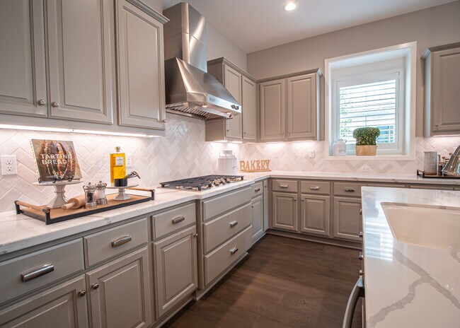 Kitchen with quartz countertops - 3304 Crocker Dr