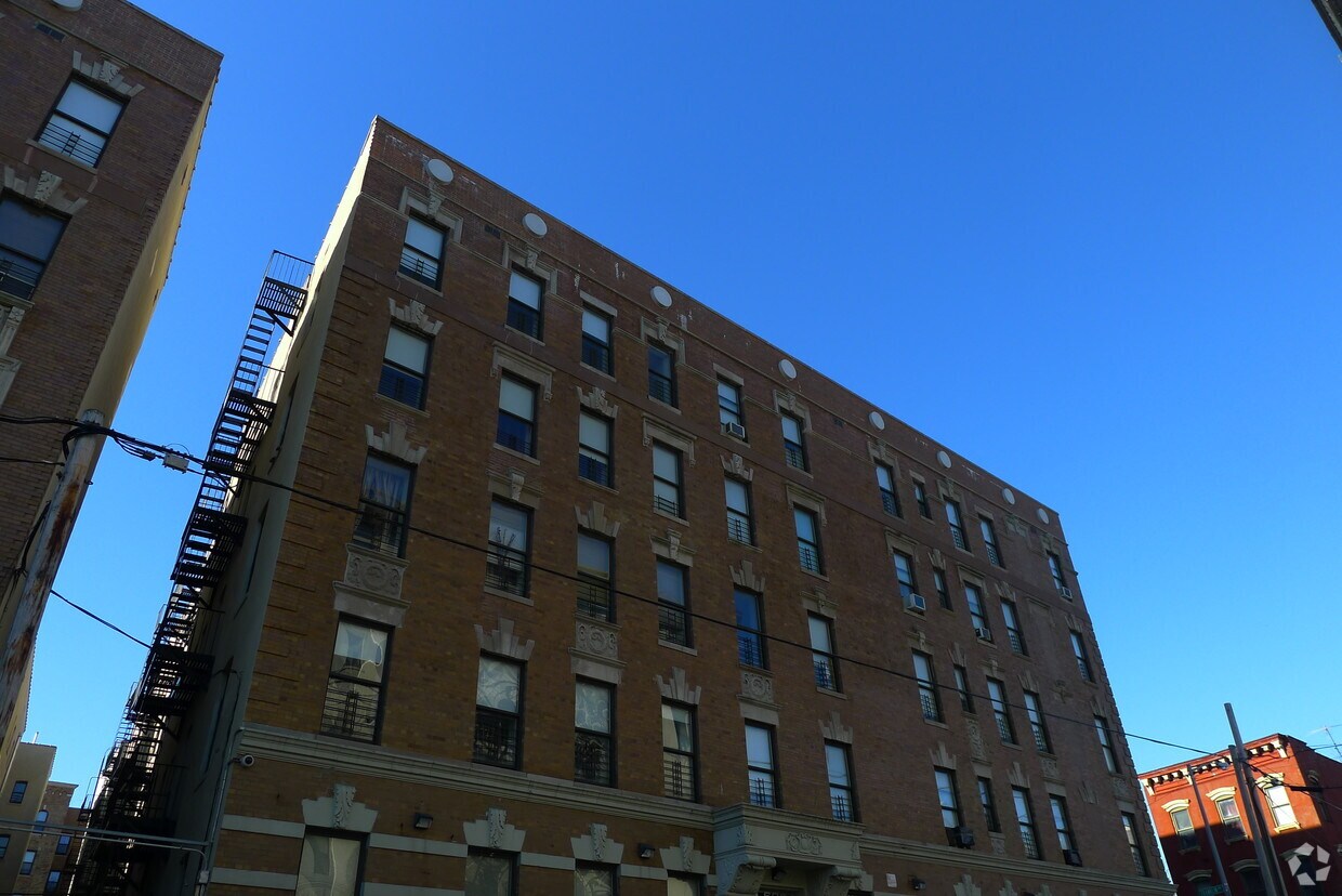 Building Photo - 620 E 170th St