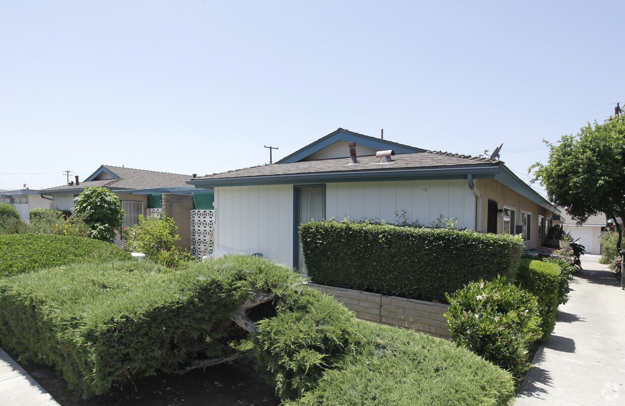 Primary Photo - 207 S Acacia Ave