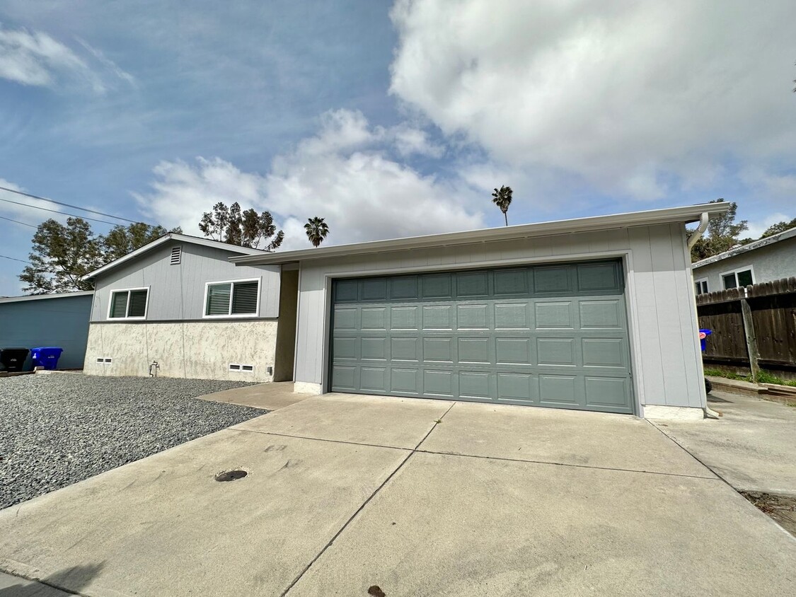Foto principal - 4 Bedroom Home in College Area!