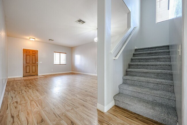 Foto del edificio - Coming Soon!! 5 Bedroom Home in West Phoenix