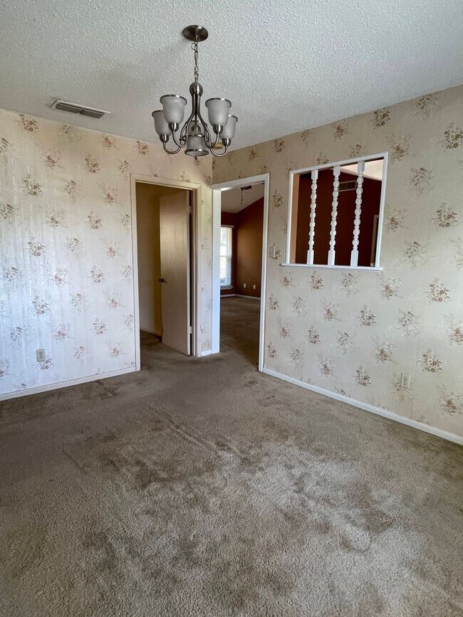 Foto del edificio - 4 bedroom, 2 bath, 2 car garage