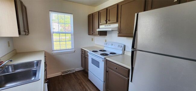 Building Photo - 3210 Dynes Ave