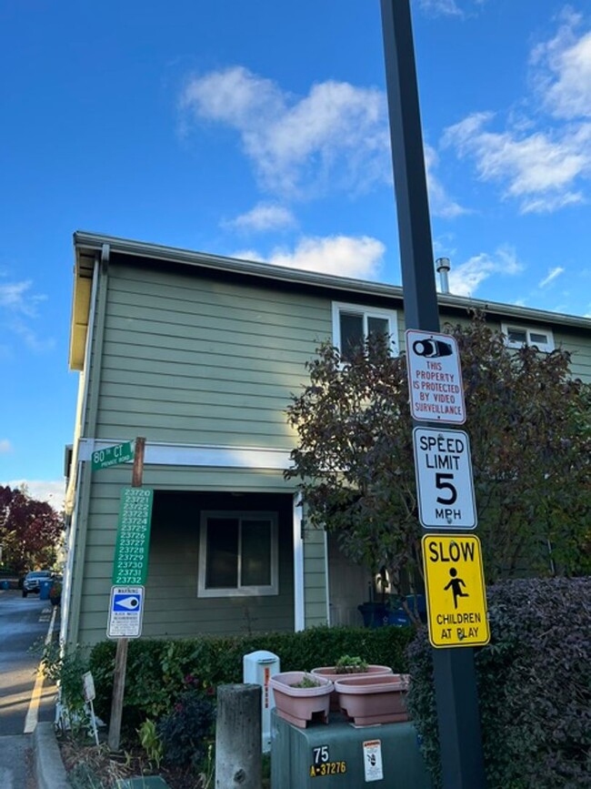 Foto del edificio - Lovely 3 story home located In Edmonds