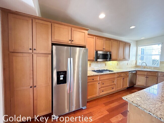 Building Photo - Beautiful Tri-Level Condo in The Bluffs at...