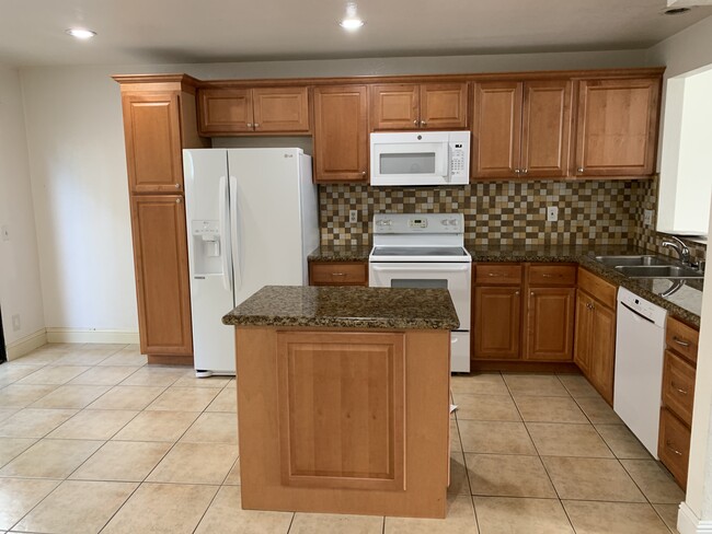Building Photo - 24475 Copper Cliff Ct