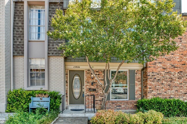 Foto del edificio - 15924 Coolwood Dr
