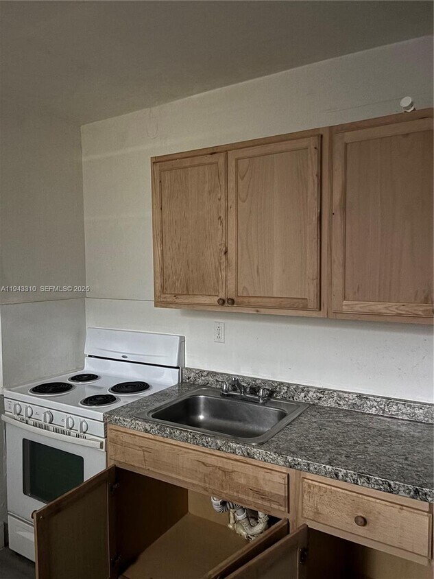 Building Photo - 1320 SW 6th St