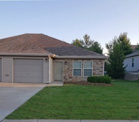 entrada principal - 111 SW Rose Garden St