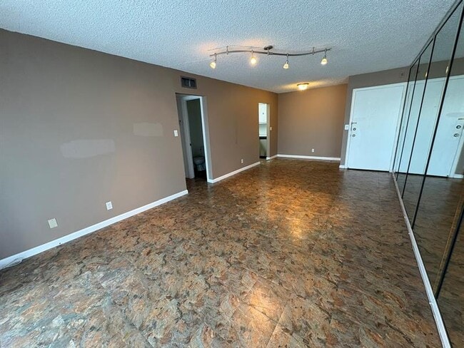 Building Photo - 120 Cypress Club Dr