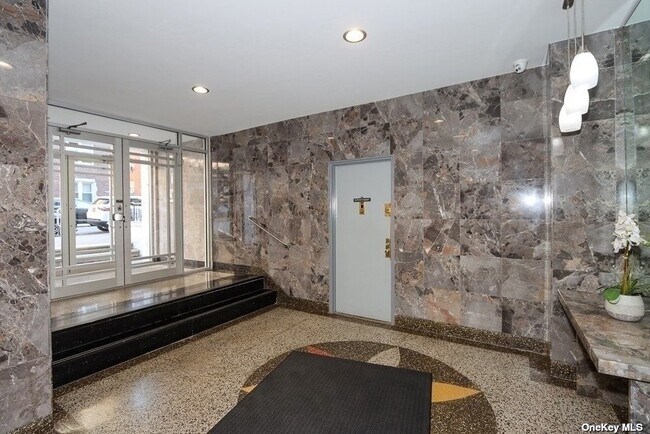 Foto del edificio - 64-48 Booth St