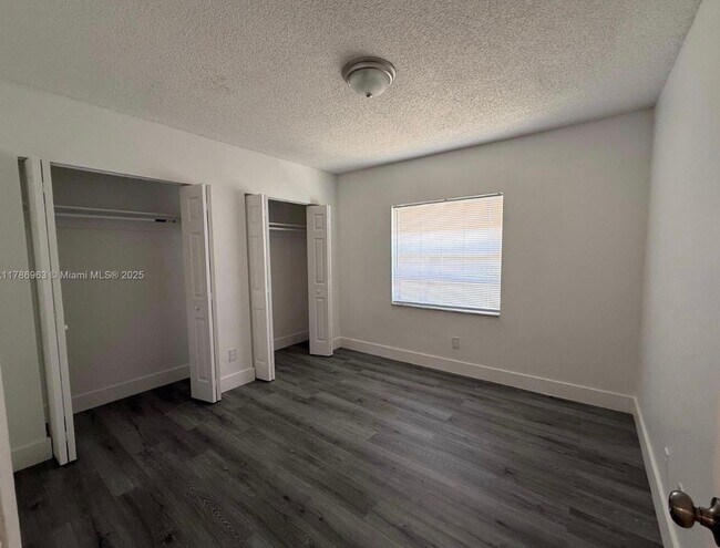 Foto del edificio - 2817 NW 8th St