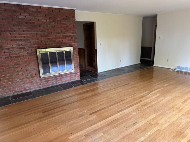 Building Photo - 3 Bedroom Ranch Home - Upper Arlington, OH