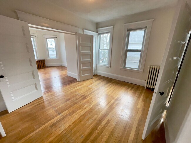 Foto del edificio - Fairbanks St Brighton 3bed / 1bath $2800 NO FEE