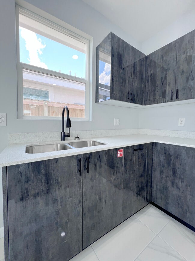 Foto del edificio - 913 N Woodson Ave