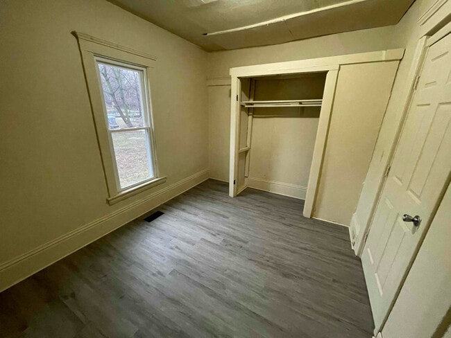 Building Photo - 1237 Maple Ave