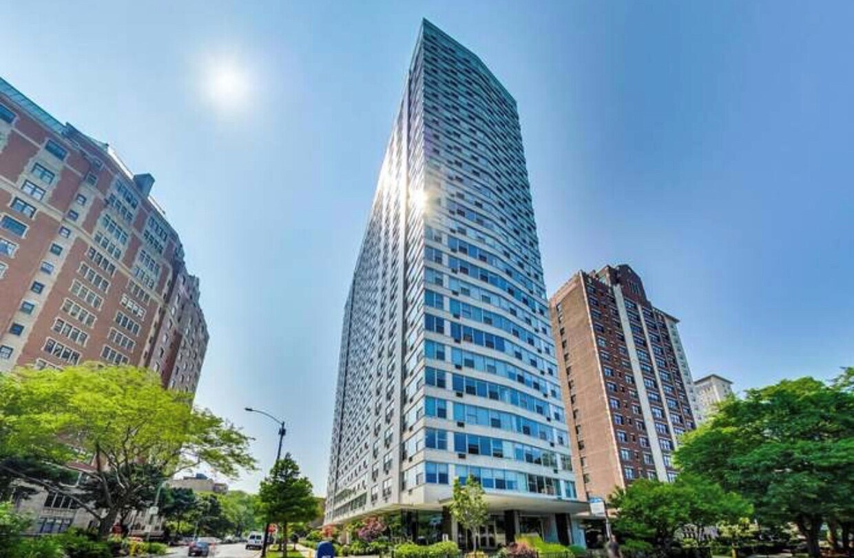 Primary Photo - 3900 N Lake Shore Dr