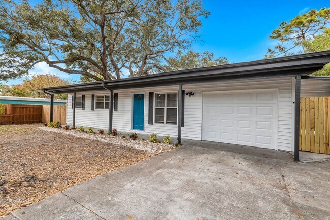 Foto del edificio - Large 3bdrm/2bath Home with garage & carport ** Lots of room** $2200.00**