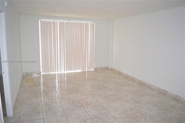 Foto del edificio - 15600 NW 7th Ave