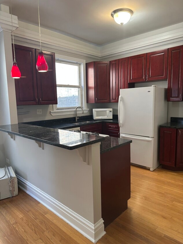 121 W 1st St Unit Apt 5, Elmhurst, IL 60126 Room for Rent in Elmhurst