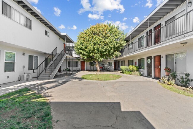 Foto del edificio - 10442 Lampson Ave