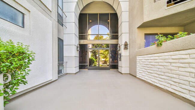 Building entrance - 5340 Yarmouth Ave