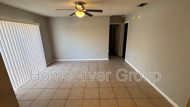 Foto del edificio - 3205 Bloomingdale Villas Ct