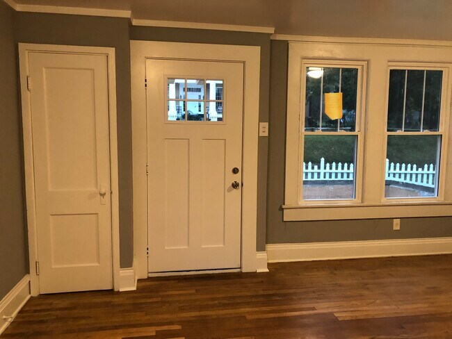 Mirando la puerta de entrada desde la sala de estar - 2214 Oak St