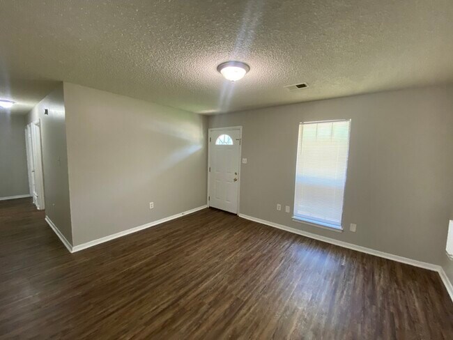Building Photo - $500 OFF FIRST MONTH'S RENT!