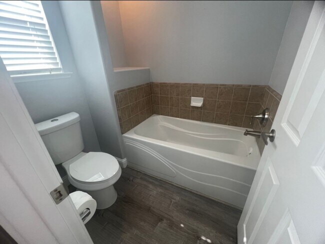 Foto del edificio - Charming 3 bedroom Home in Kerman for Lease!!