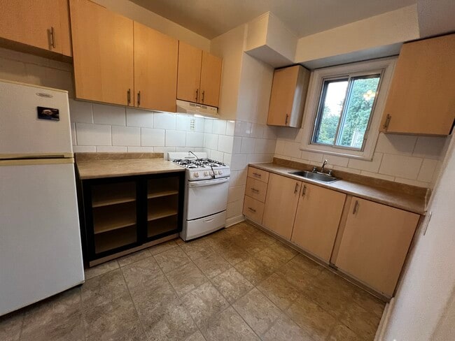 Building Photo - 4820 Av Borden