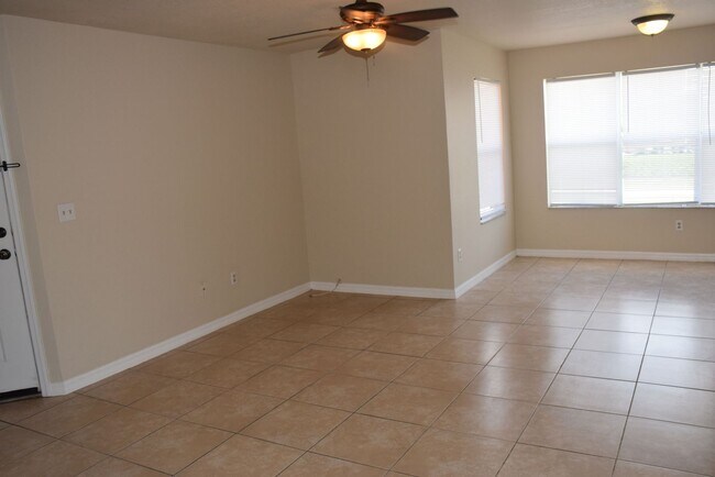 Building Photo - Prime Location in Orlando! Gated Community...