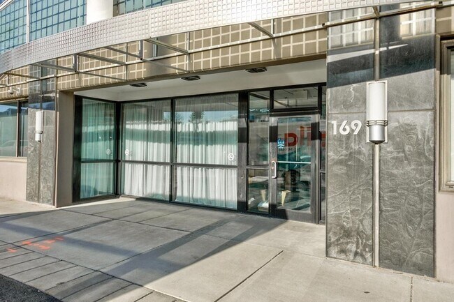 Foto del edificio - 169 Monsignor O'Brien Hwy