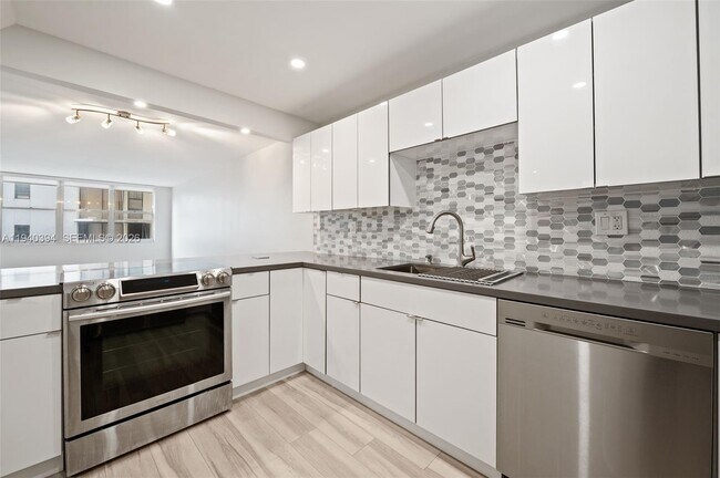 Foto del edificio - 6039 Collins Ave