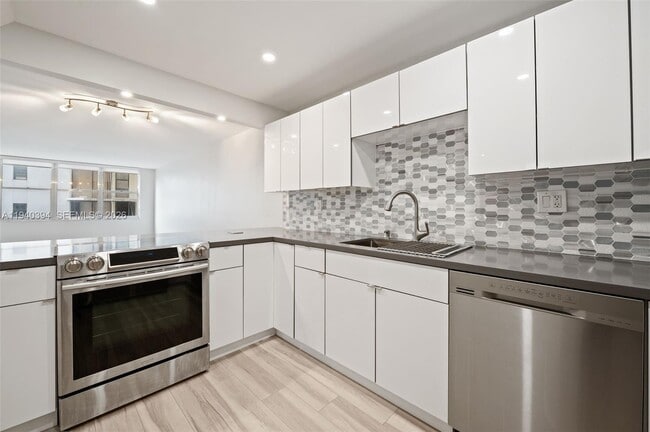 Building Photo - 6039 Collins Ave