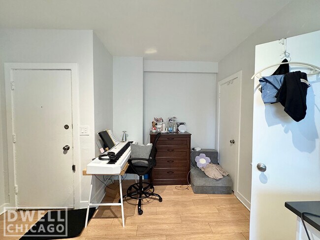 Foto del edificio - 517 W Belmont Ave