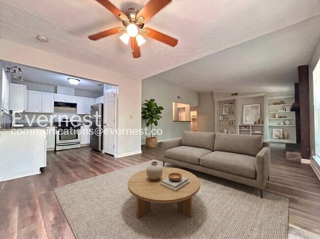 Building Photo - Limited Time Special Offer / 3 Bed, 2 Bath Home with Garage / Pet-Friendly / Available Now!