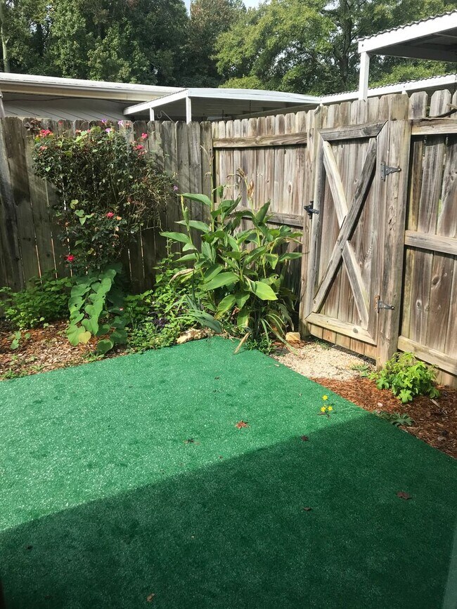 Foto del edificio - Lovely 2 bedroom 1 Bath Condo Near East North Street !! Great location minutes from Haywood Road