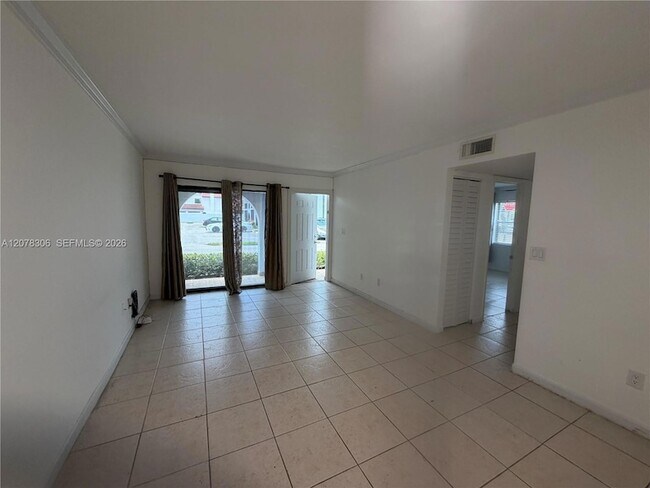 Foto del edificio - 18226 Mediterranean Blvd