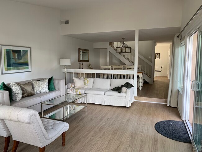 Foto del edificio - 10327 Larwin Ave