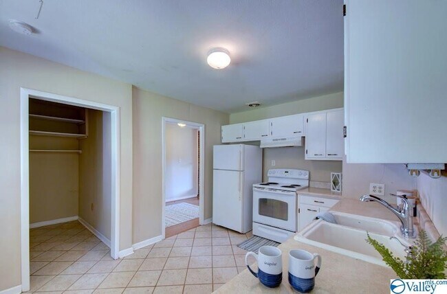 Building Photo - 2104 Medaris Rd NW