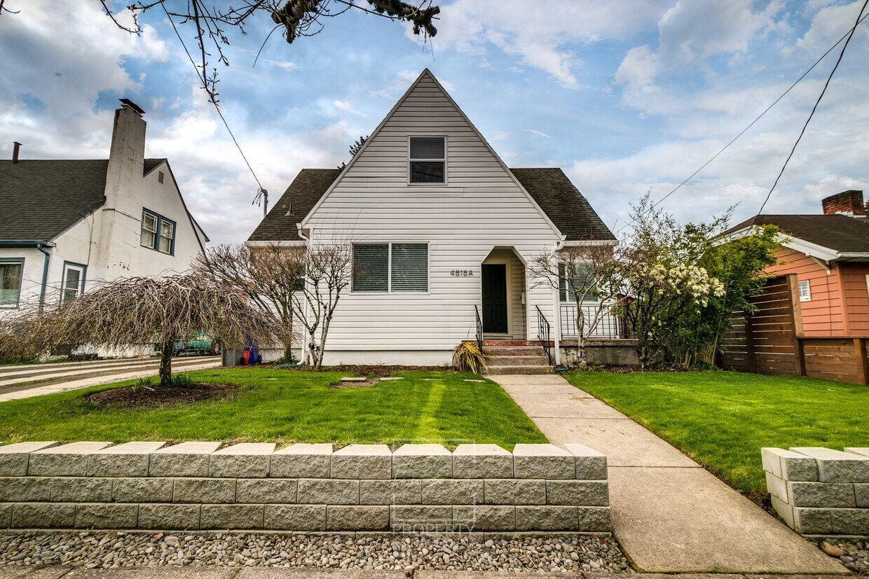 Foto principal - 4 Bed 2 Bath in Rose City Park!